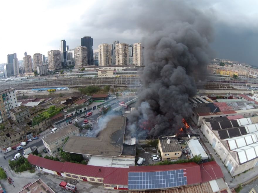 Napoli, colonna di fumo: va a fuoco deposito merci in via Gianturco, paura diossina