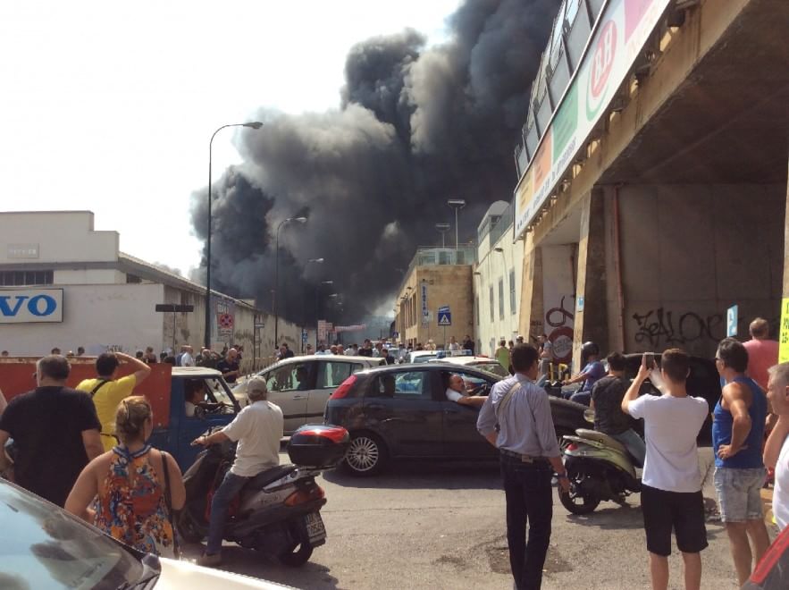 Napoli, colonna di fumo: va a fuoco deposito merci in via Gianturco, paura diossina