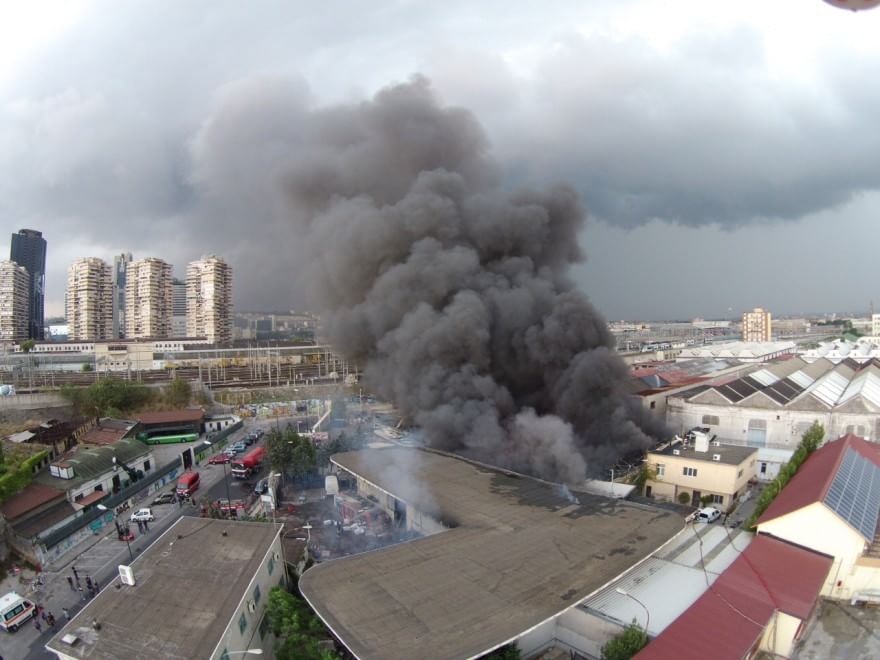 Napoli, colonna di fumo: va a fuoco deposito merci in via Gianturco, paura diossina