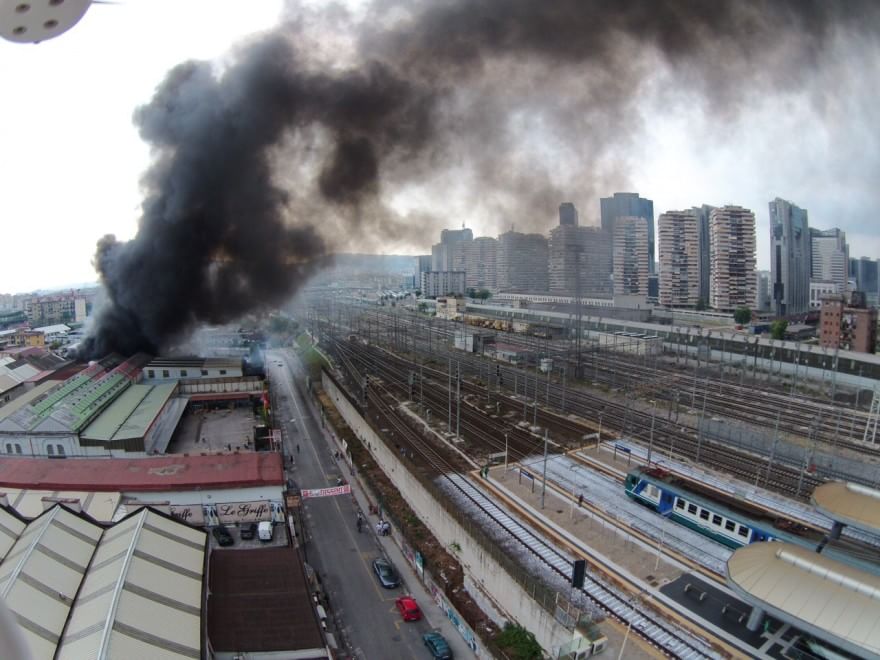 Napoli, colonna di fumo: va a fuoco deposito merci in via Gianturco, paura diossina