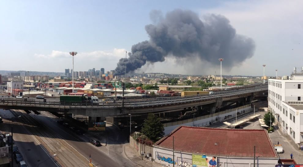 Napoli, colonna di fumo: va a fuoco deposito merci in via Gianturco, paura diossina