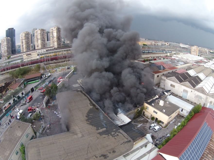 Napoli, colonna di fumo: va a fuoco deposito merci in via Gianturco, paura diossina