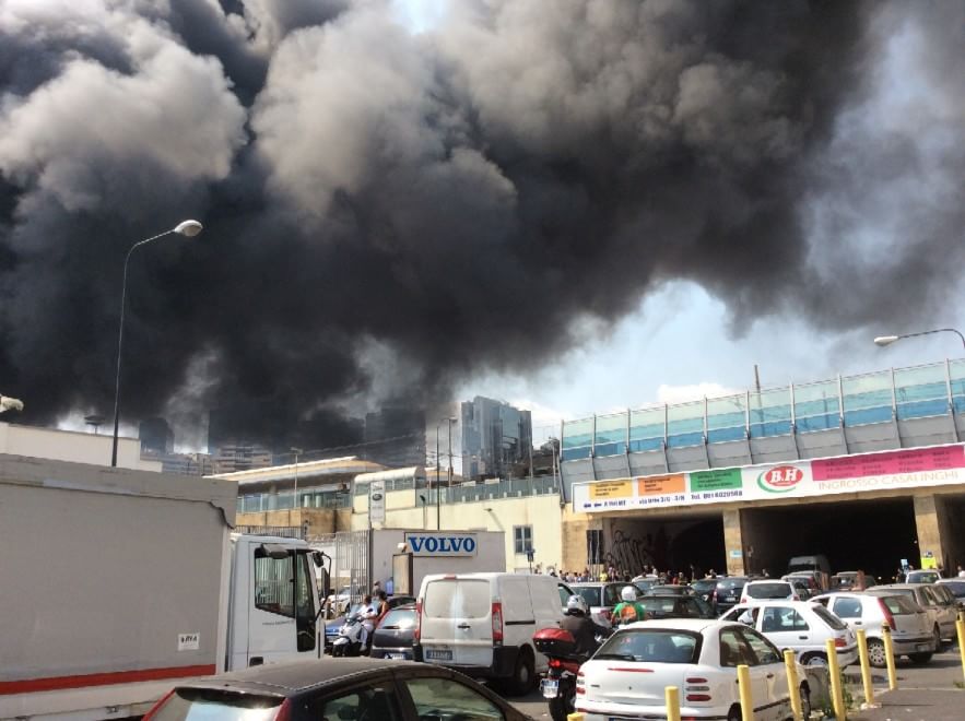 Napoli, colonna di fumo: va a fuoco deposito merci in via Gianturco, paura diossina