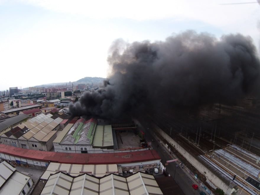 Napoli, colonna di fumo: va a fuoco deposito merci in via Gianturco, paura diossina