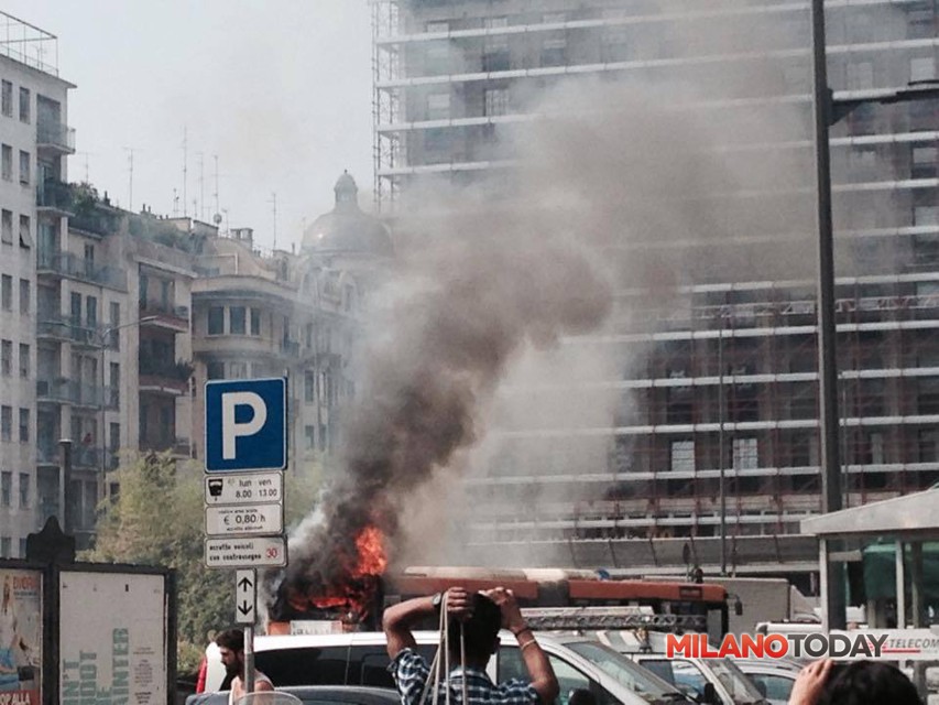 L'incendio (foto Valentina Iossa) (2)