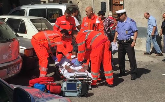 I soccorsi a una delle ragazze (foto Gloria Calvi)